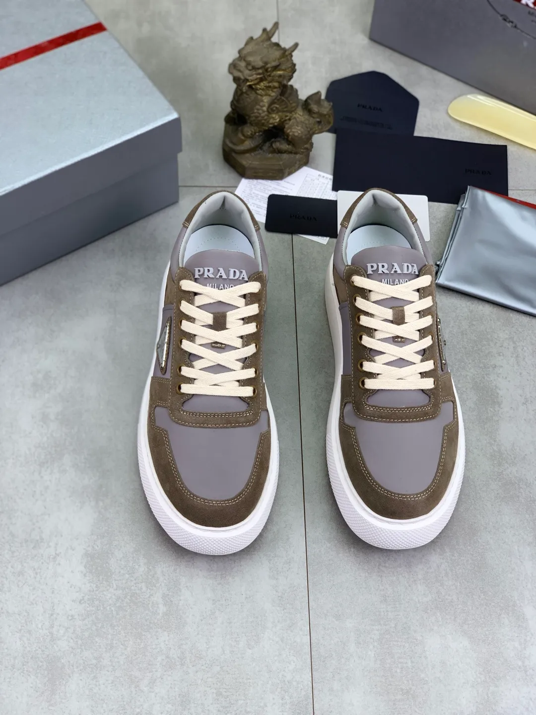 Men's shoes 💰P560💰 [New model] High version official website popular model is on the market, 🆘 Trendy brand (Prada) mainly promotes popular model, avant-garde and versatile fashionable men's shoes private version mold opening, cowhide surface splicing 1:1.. Stylish and simple, original imported cowhide lining cowhide feet; the atmosphere and personality are more fashionable, eye-catching and pursuing class. It will subvert the old idea and be a must-have for fashion trendsetters with you! Must keep it for yourself! Tall and comfortable, large and low, high-end quality workmanship. Code number: 38-44 5⃣️colors available.